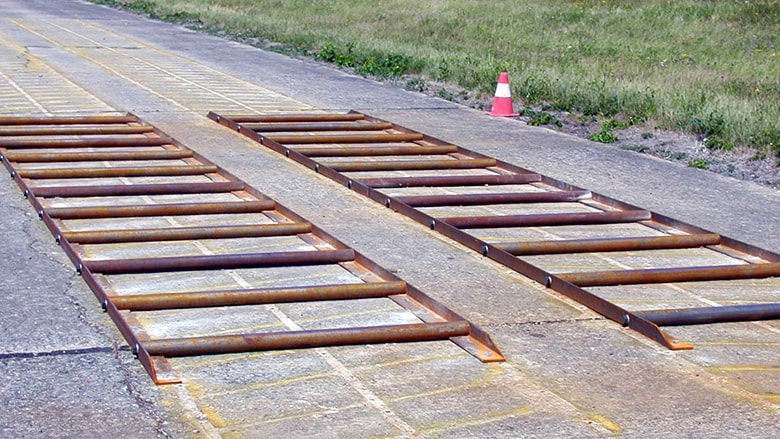 Pipe tracks